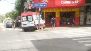 Ambul&acirc;ncia do SAMU bate em carro no Centro De Divin&oacute;polis