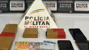 Divinópolis: Casal tenta esconder drogas na residência vizinha, mas é preso