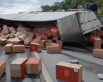 Caminhão carregado com caixas de ovos tomba na BR-354, em Formiga