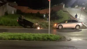 Carro capota em Itaúna