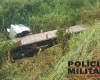 Formiga: Após caminhão apresentar falha mecânica, condutor perde controle da direção e cai em abismo
