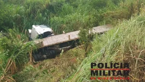 Formiga: Ap&oacute;s caminh&atilde;o apresentar falha mec&acirc;nica, condutor perde controle da dire&ccedil;&atilde;o e cai em abismo