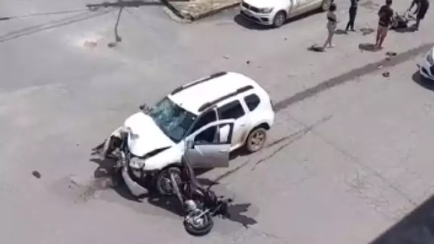 Acidente entre moto e carro na av. Ayrton Senna em Divin&oacute;polis