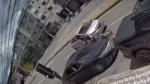 Ita&uacute;na: Carro atinge moto e motorista foge sem prestar socorro
