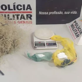 Nova Serrana: Homem é flagrado saindo de casa em construção com drogas e é detido