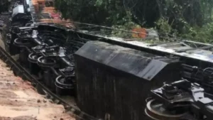 Formiga: Locomotiva tomba e deixa dois feridos