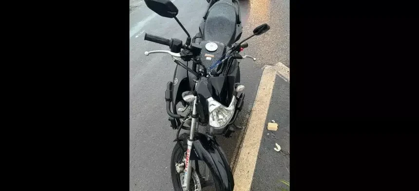 Divin&oacute;polis: Ap&oacute;s acidente entre carro e moto, motorista foge sem prestar socorro