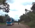 São Gonçalo do Pará: Roda do ônibus se solta e quase atinge carro