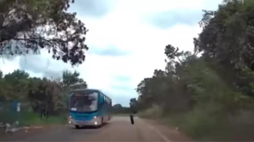 São Gonçalo do Pará: Roda do ônibus se solta e quase atinge carro