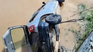"Jovem morto ao cair com carro em ribeir&atilde;o estava em alta velocidade", diz passageiro que desceu do ve&iacute;culo antes do acidente
