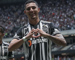 Campo de futebol do Quilombo ganha camisa do jogador Cadu autografada