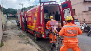 Um incêndio aconteceu em uma residência na rua João Dornas, em Itaúna, no início da tarde desta terça-feira (12).