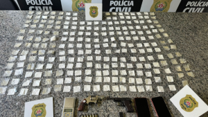 Polícia Civil apreende 250 papelotes de cocaína e armas em Formiga