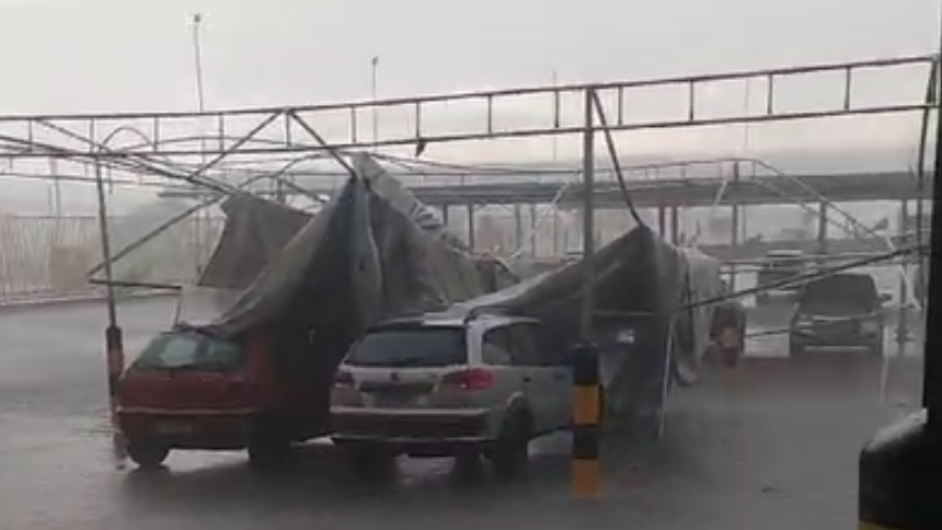 Uma chuva forte aconteceu na tarde desta sexta-feira (01) em Divinópolis. Leitores do Portal MPA enviaram vídeos comprovando a situação.