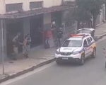 Um homem foi ferido com arma de fogo na tarde desta segunda-feira (11), na avenida Governador Magalhães Pinto, no bairro Niterói, em Divinópolis.