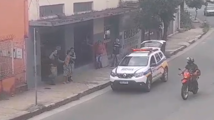 Um homem foi ferido com arma de fogo na tarde desta segunda-feira (11), na avenida Governador Magalhães Pinto, no bairro Niterói, em Divinópolis.