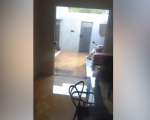 Morador tem a casa alagada após chuva forte no bairro Quintino