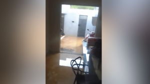 Morador tem a casa alagada após chuva forte no bairro Quintino