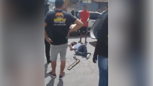 Homem fica ferido ap&oacute;s acidente entre carro e moto em Nova Serrana