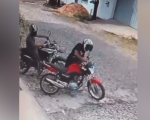 Registros de uma câmera de segurança flagraram uma motocicleta sendo furtada no bairro Nações. Pelas imagens é possível ver dois indivíduos