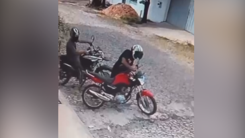 Registros de uma câmera de segurança flagraram uma motocicleta sendo furtada no bairro Nações. Pelas imagens é possível ver dois indivíduos