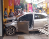 Após tiroteio, carro perde controle e invade loja no Centro de Divinópolis