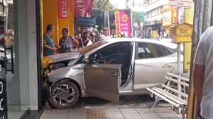 Ap&oacute;s tiroteio, carro perde controle e invade loja no Centro de Divin&oacute;polis