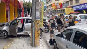 Jovem ferido em tiroteio no Centro de Divin&oacute;polis &eacute; levado para o hospital
