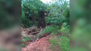 O Portal MPA recebeu uma reclamação de um morador do bairro Bela Vista, em Divinópolis, nesta terça-feira (26), em relação ao buraco grande que está presente na região da rua Monteiro Lobato, próximo ao cemitério.