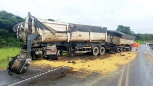 Homem morre ap&oacute;s acidente entre carretas na BR 354 em Formiga