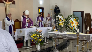 Dom Tarcísio celebra missa de corpo presente de Padre Cassimiro