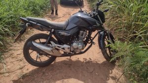 Homem furta moto, cai em buraco e &eacute; preso em Divin&oacute;polis