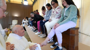 Quinta-feira Santa: Papa Francisco lava os p&eacute;s de detentas em pres&iacute;dio