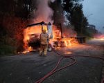 Bombeiros controlam incêndio em carreta em Carandaí