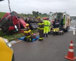 Carreta carregada com chapas de aço tomba na rodovia Fernão Dias
