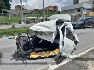 Carro fica partido ao meio em acidente fatal na MG-010, em Vespasiano; veja fotos
