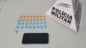 Dupla é presa com cocaína dentro de saco de pão em Cláudio