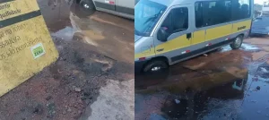 Divinópolis: Van cai dentro de buraco no bairro Primavera por causa de obra inacabada