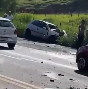 Homem morre após batida entre carro e carreta, em Sabará; veja as imagens