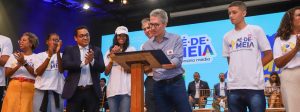 Minas Gerais formaliza ades&atilde;o ao Programa P&eacute;-de-Meia para beneficiar at&eacute; 190 mil estudantes do ensino m&eacute;dio