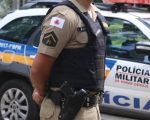 Homem com restrição de liberdade persegue mulheres, xinga PM e é contido com bastão, em Itaúna
