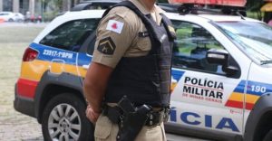 Homem com restri&ccedil;&atilde;o de liberdade persegue mulheres, xinga PM e &eacute; contido com bast&atilde;o, em Ita&uacute;na