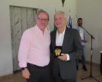 Presidente de AMIRT recebe medalha comemorativa dos 45 anos do Grupo Paranaíba