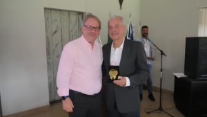 Presidente de AMIRT recebe medalha comemorativa dos 45 anos do Grupo Paranaíba