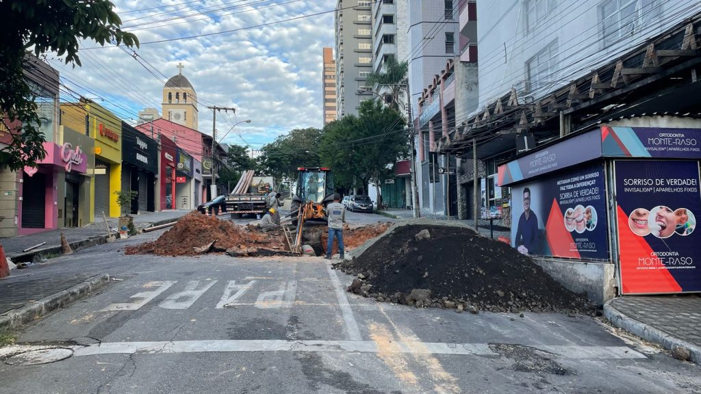 Obra da Copasa interdita rua S&atilde;o Paulo, no Centro de Divin&oacute;polis