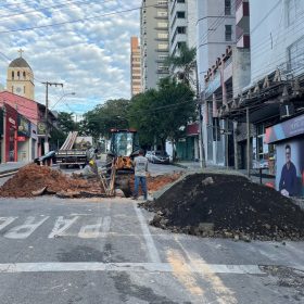Obra da Copasa interdita rua São Paulo, no Centro de Divinópolis