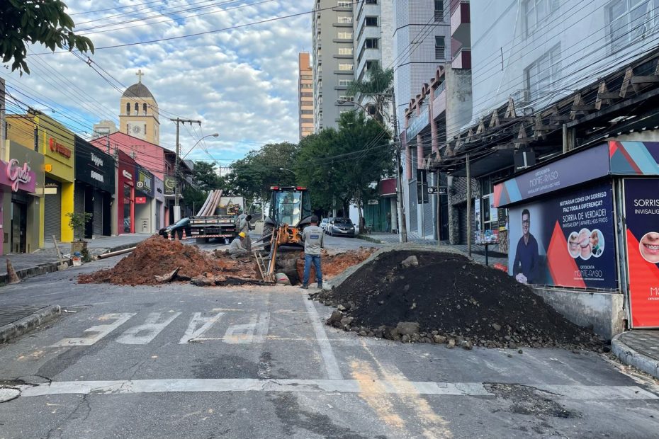 Obra da Copasa interdita rua São Paulo, no Centro de Divinópolis