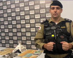 Mãe e Tio de suspeito são presos com arma e drogas em casa