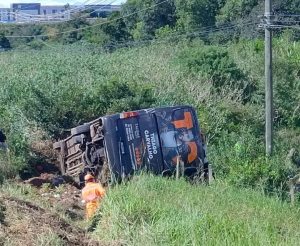 Tombamento de &ocirc;nibus deixa seis pessoas feridas na BR 381 em Pouso Alegre
