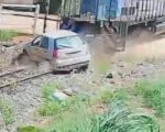 VÍDEO: Trem arrasta carro em Bambuí; idoso fica ferido